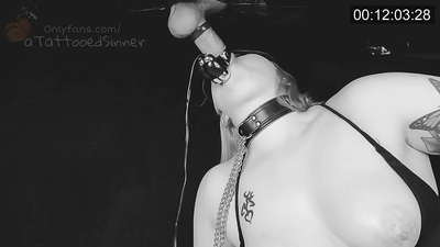 Lepo dekle s popolnimi joški v luknjici za slavo